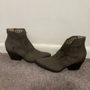 SEVEN DIALS Quinn Western Women’s Booties SZ 7.5 *NWOT*
